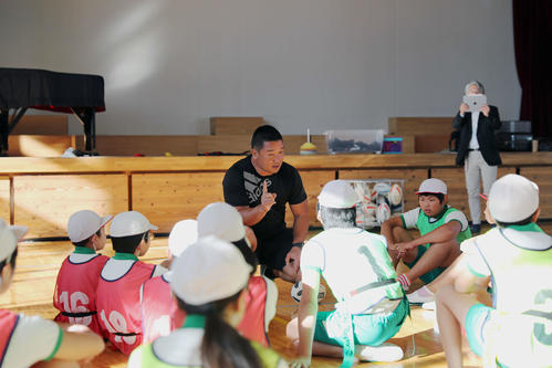 タグラグビーの実技の授業でルールなどを説明する7人制ラグビー元日本代表の石川安彦氏（中央）