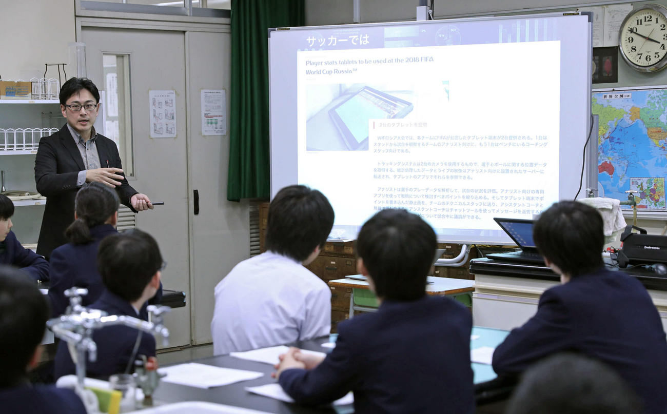 「スポーツとデータ活用」について話した中央大理工学部数学科の酒折文武准教授（左）