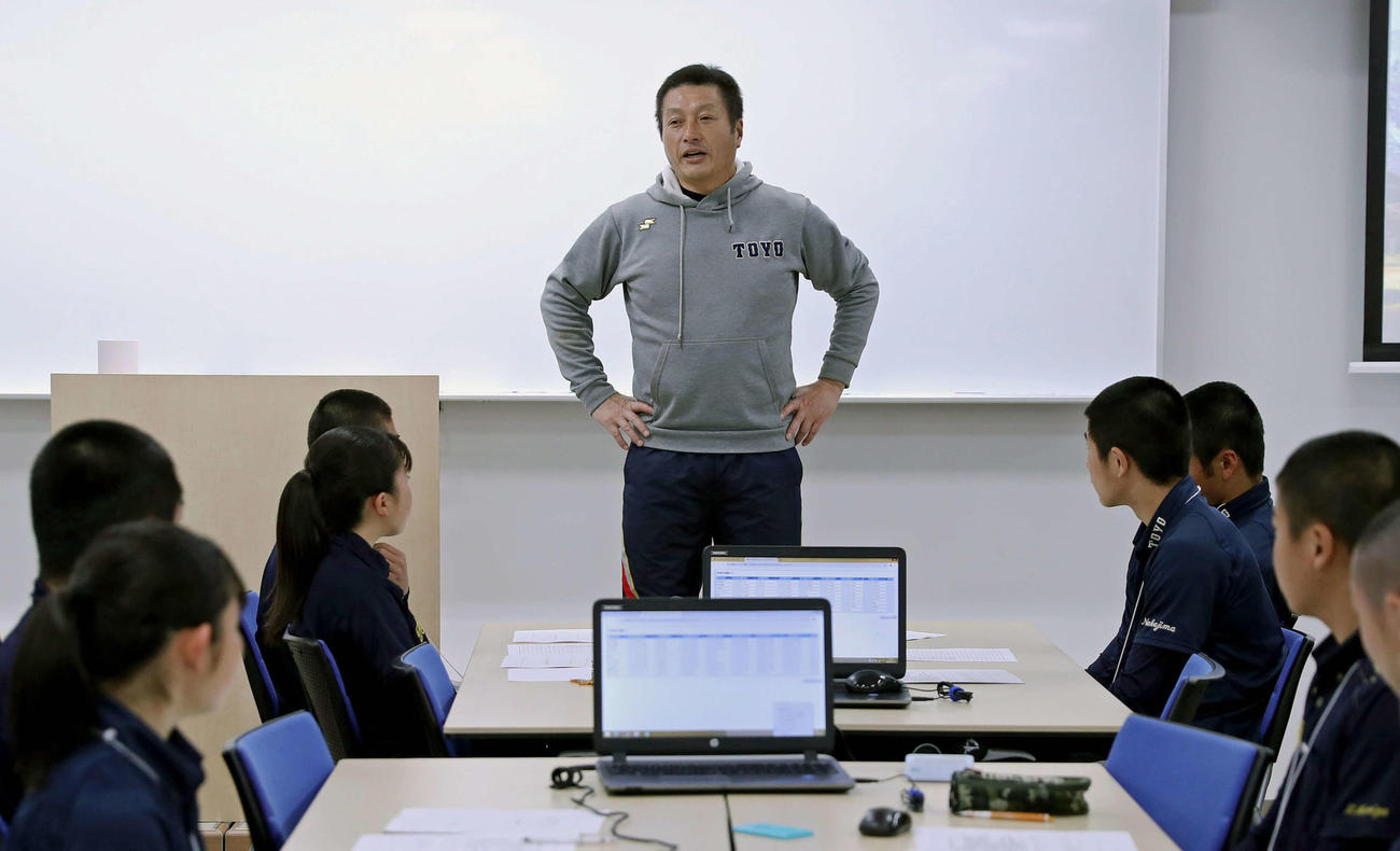 ワークショップについて説明する東洋大牛久高硬式野球部の矢野監督