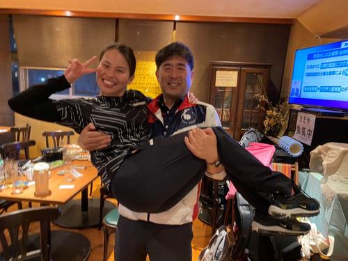 平井伯昌コーチと清水咲子氏(本人提供)