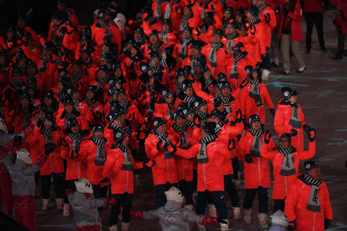 閉会式に入場する日本選手団(撮影・山崎安昭)