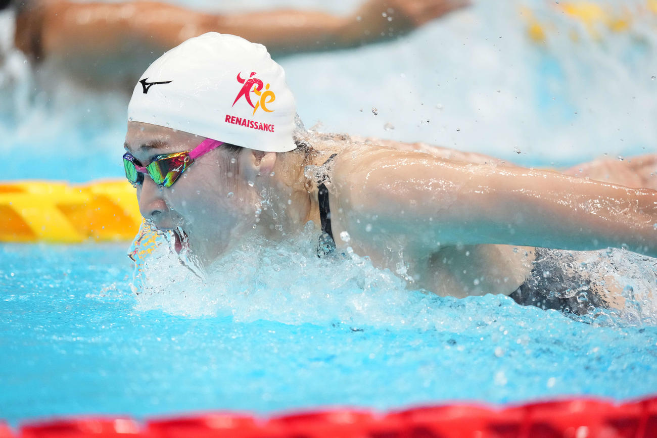 女子100メートルバタフライ決勝で力泳する池江（撮影・鈴木みどり）