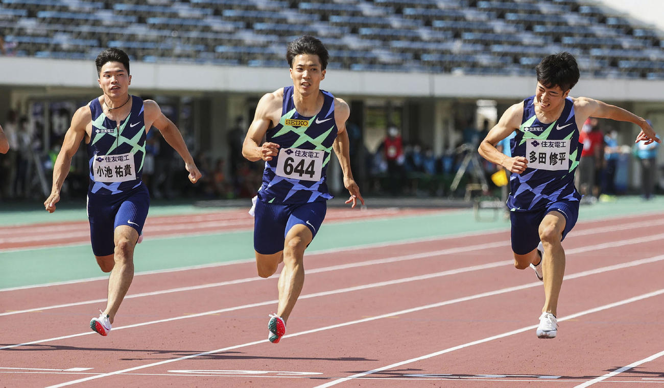 陸上布勢スプリントの男子100 メートル 決勝で、9秒95の日本新をマークした山県亮太（中央）＝2021年6月6日