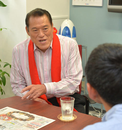 為末氏（手前右）との対談に臨むアントニオ猪木氏（2013年5月20日）