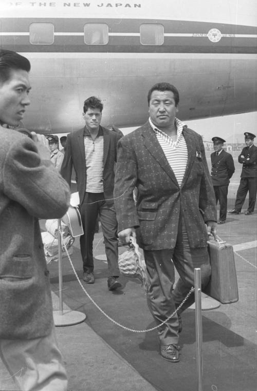 力道山と帰国したブラジルからの新弟子、猪木寛至（1960年4月10日撮影）