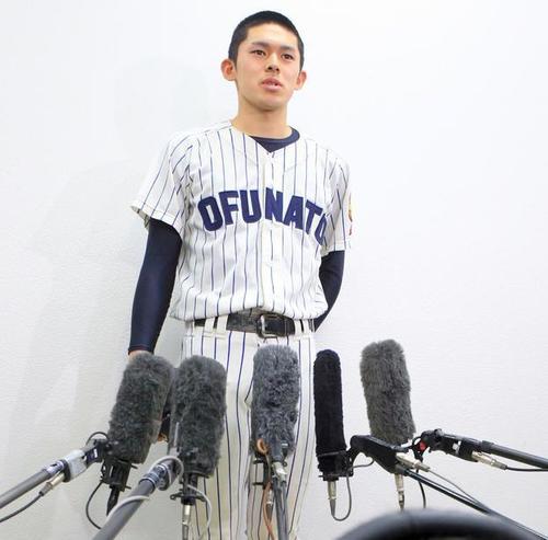 報道陣の質問に答える佐々木朗希