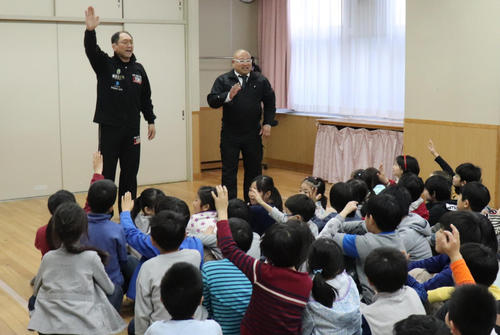 文京区の小学校で講話をする大谷晋二郎