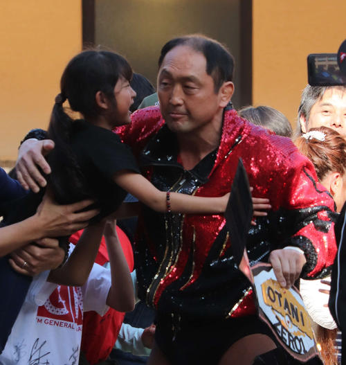 ゼロワン靖国大会で子どもを抱きしめる大谷晋二郎