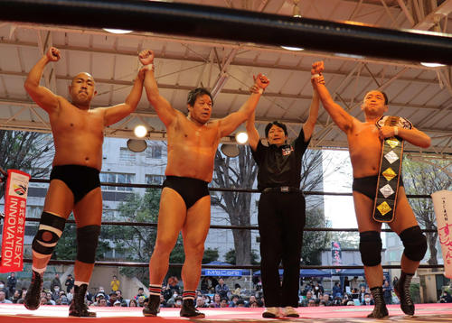 ゼロワン靖国大会。左から2人目が藤波辰爾、右端が大谷晋二郎
