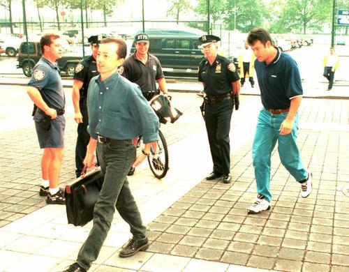 1997年8月、ヤンキース伊良部秀輝（右）と球場入りする通訳の石島浩太（コウタ）