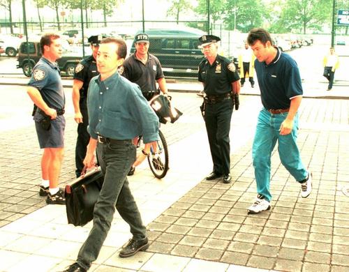 1997年8月、ヤンキース伊良部秀輝(右)と球場入りする通訳の石島浩太(コウタ)