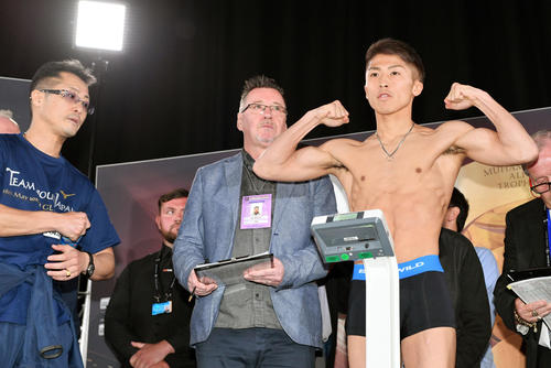 公開計量をクリアしポーズを決める井上（右）。左は父の真吾トレーナー（撮影・滝沢徹郎）