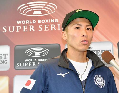 会見後に取材に応じる井上