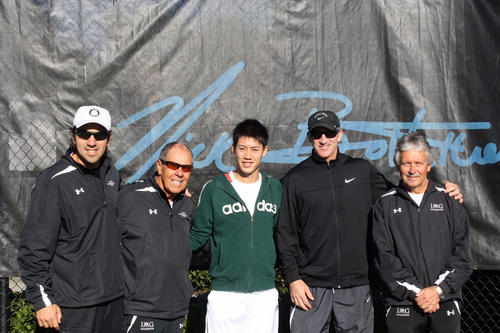 10年12月、新コーチングスタッフと錦織圭。錦織の右がギルバート・コーチ
