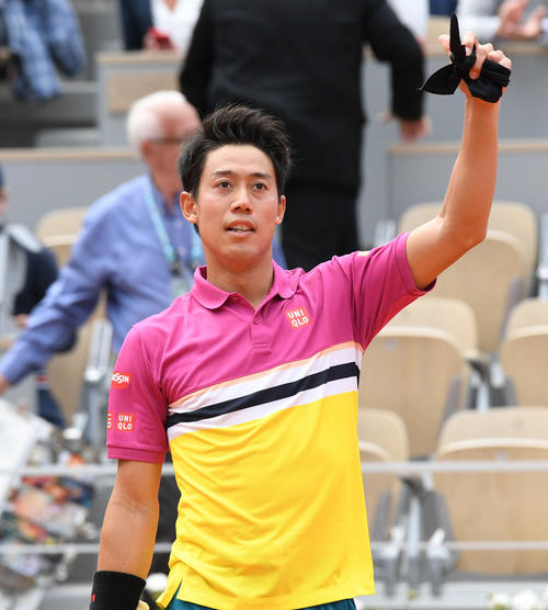 2回戦でツォンガを下し、歓声に応える錦織圭（撮影・山崎安昭）