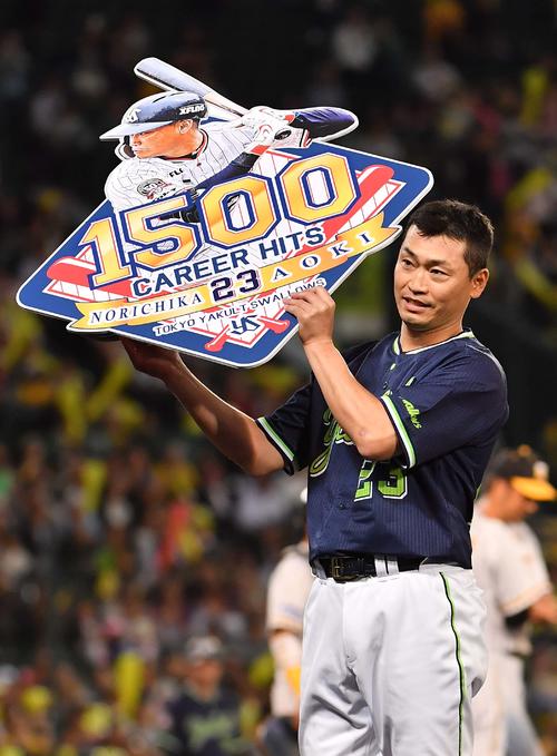 今年5月22日阪神戦で1500安打を達成した青木
