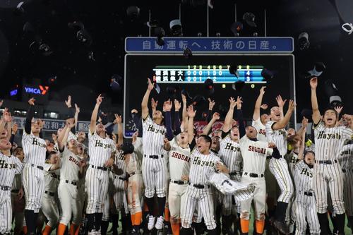引退試合の最後は両校全3年生で帽子を飛ばした