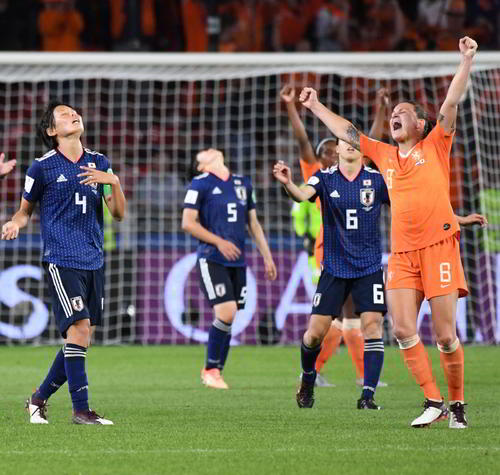日本に勝ち喜ぶオランダ