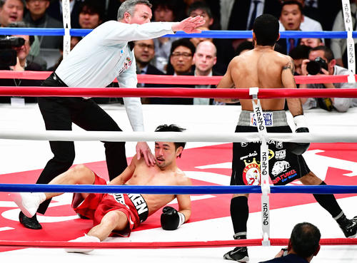 ２回、山中慎介（中央）はルイス・ネリ（右）のパンチを受けてダウンする（２０１８年３月１日撮影）