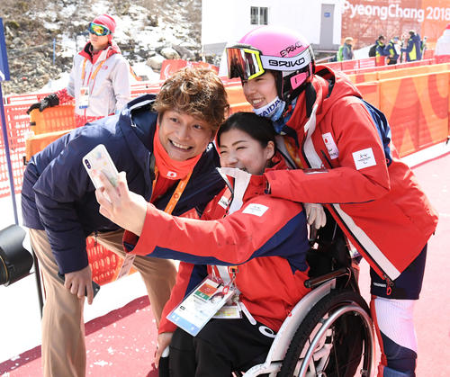 アルペンスキー女子滑降座位で銀メダルの村岡（中央）は香取慎吾（左）本堂と自撮りする（２０１８年３月９日撮影）