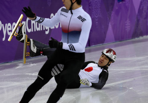 男子５００㍍準決勝のレースで転倒する坂爪（撮影・ＰＮＰ）