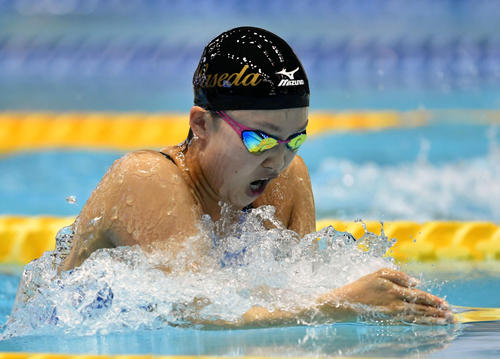 日本選手権女子２００メートル平泳ぎ決勝で力泳する渡部香生子