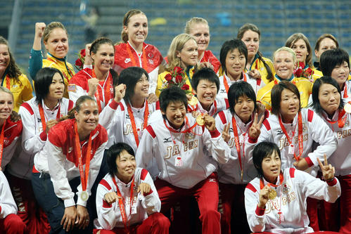 北京五輪ソフトボール表彰　金メダルを決め米国、オーストラリアのチームと笑顔で記念撮影する上野由岐子ら（２００８年８月２１日撮影）