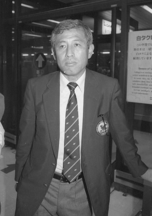 ４日行われた中国でのソウル五輪アジア最終予選で中国に１－０で勝ち帰国した日本代表の石井義信監督（１９８７年１０月５日撮影）