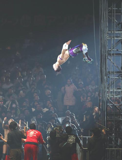 場外の柱によじ登り、大きく飛び込むウィル・オスプレイ