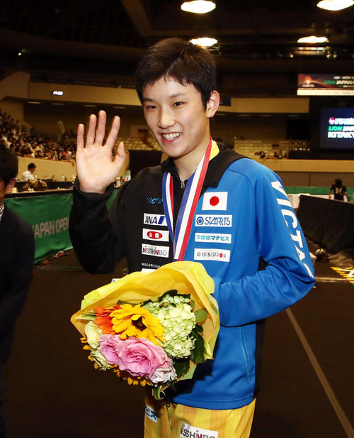 男子シングルで優勝した張本はカメラに向かって手を振る（撮影・栗木一考）（２０１８年６月１０日）