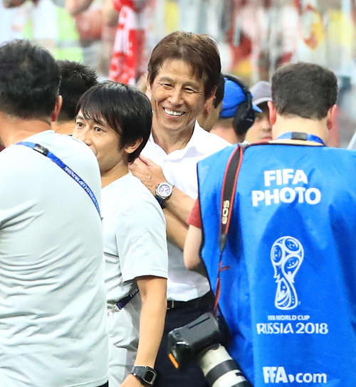日本対ポーランド　決勝トーナメント進出が決まり、笑顔を見せる西野監督（中央）（撮影・江口和貴）