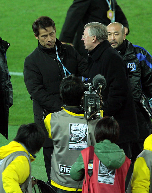 ０８年１２月、クラブＷ杯準決勝に敗れマンＵのファーガソン監督（右）と握手を交わす西野監督