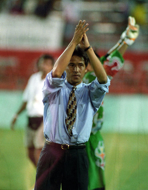 ９６年７月、アトランタ五輪でブラジルに勝利し喜ぶ西野監督