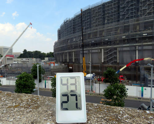 新国立競技場周辺では４３・６度を記録（２０１８年７月１４日撮影）