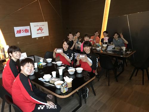 毎食ともに食事し、チームワークを高めたバドミントン女子日本代表（味の素（株）「ビクトリープロジェクト」提供）