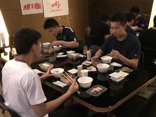 バドミントン・トマス杯期間中にそろって食事をする男子日本代表。左が桃田賢斗、右が西本拳太（味の素（株）「ビクトリープロジェクト」提供）