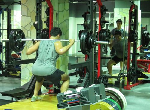 バーベルスクワットで肉体を強化する羽賀龍之介（撮影・峯岸佑樹）