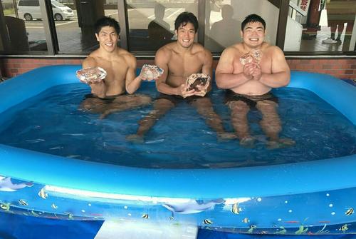 昨夏の延岡合宿でアイスバスプールに入る（左から）中矢力、羽賀龍之介、王子谷剛志