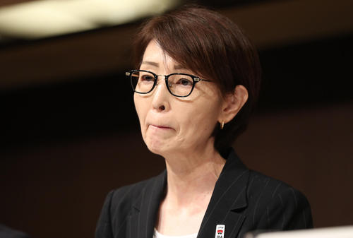 選手や関係者への処分を発表し、厳しい表情で記者の質問を聞く日本バスケットボール協会の三屋裕子会長（撮影・林敏行）