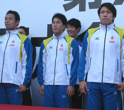 200メートルリレーで千葉と東京は同タイムで優勝を分け合った。前列中央が川崎駿（撮影・益田一弘）