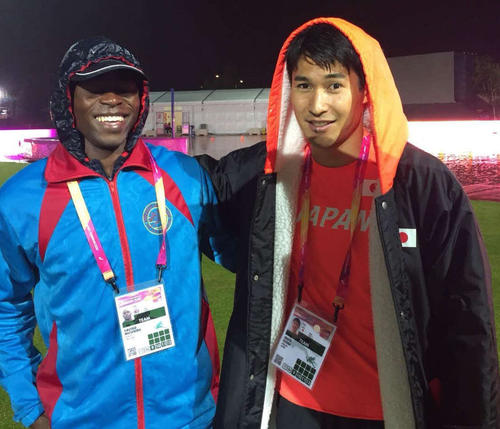 17年世界選手権で再会し、笑顔を見せる飯塚（左）とマツェンジワ
