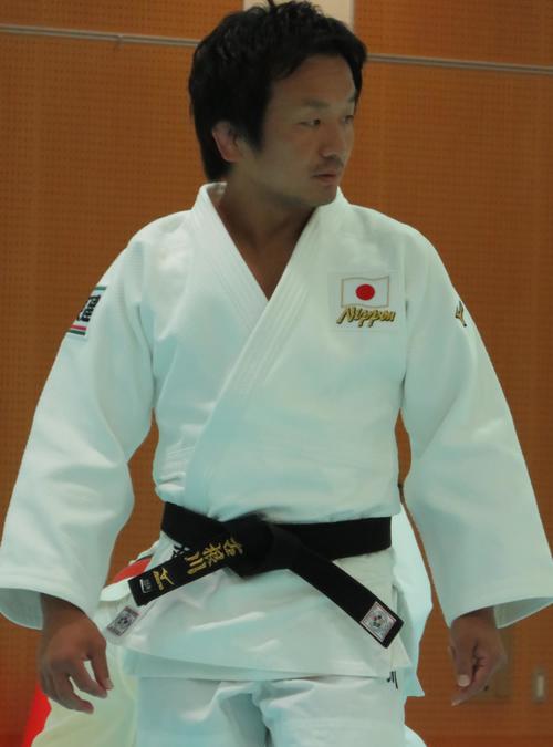 代表合宿で選手の動きを目で追う古根川実コーチ（撮影・峯岸佑樹）