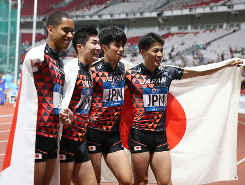 ジャカルタ・アジア大会男子400メートルリレーで優勝し日の丸を肩に掛けて笑顔を見せる、左からケンブリッジ飛鳥、桐生祥秀、多田修平、山県亮太（2018年8月30日撮影）