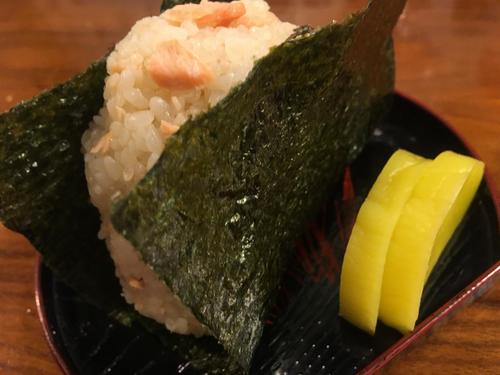 斉藤由紀雄さんが握ったサケのおにぎり（撮影・峯岸佑樹）