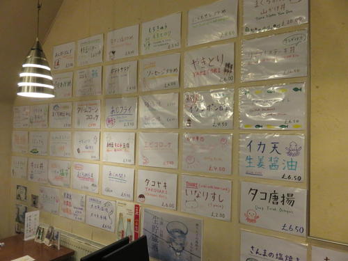 舞フードの店内にあるメニュー（撮影・峯岸佑樹）
