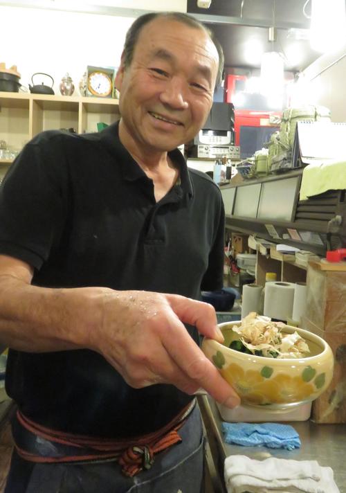 おひたしを提供する斉藤由紀雄さん（撮影・峯岸佑樹）