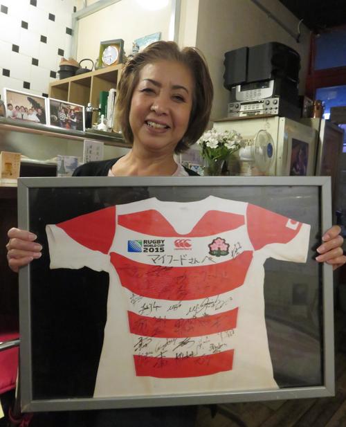 15年W杯日本代表から贈られたサインを手にする斉藤恵子さん（撮影・峯岸佑樹）