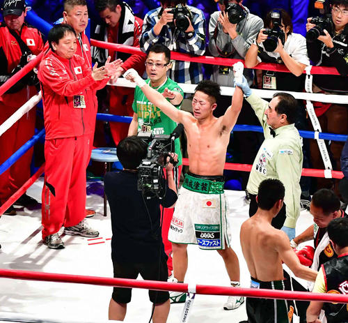 井上拓真(中央)は判定勝ちし父真吾氏(中央左)から祝福を受ける(撮影・小沢裕)