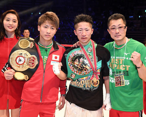 サラパットに勝利した井上拓(中央)は兄尚弥(中央左)、父真吾トレーナー(同右)と記念撮影(撮影・鈴木みどり)