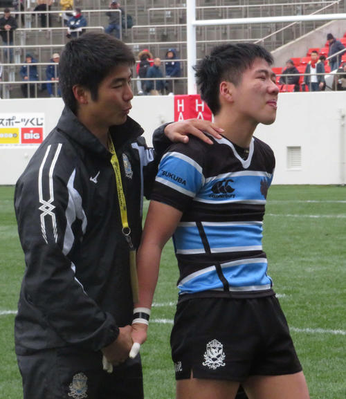 1日の長崎北陽台戦終了後、泣きながら引き上げる、茗渓学園SH大越勇気（右）（撮影・松熊洋介）